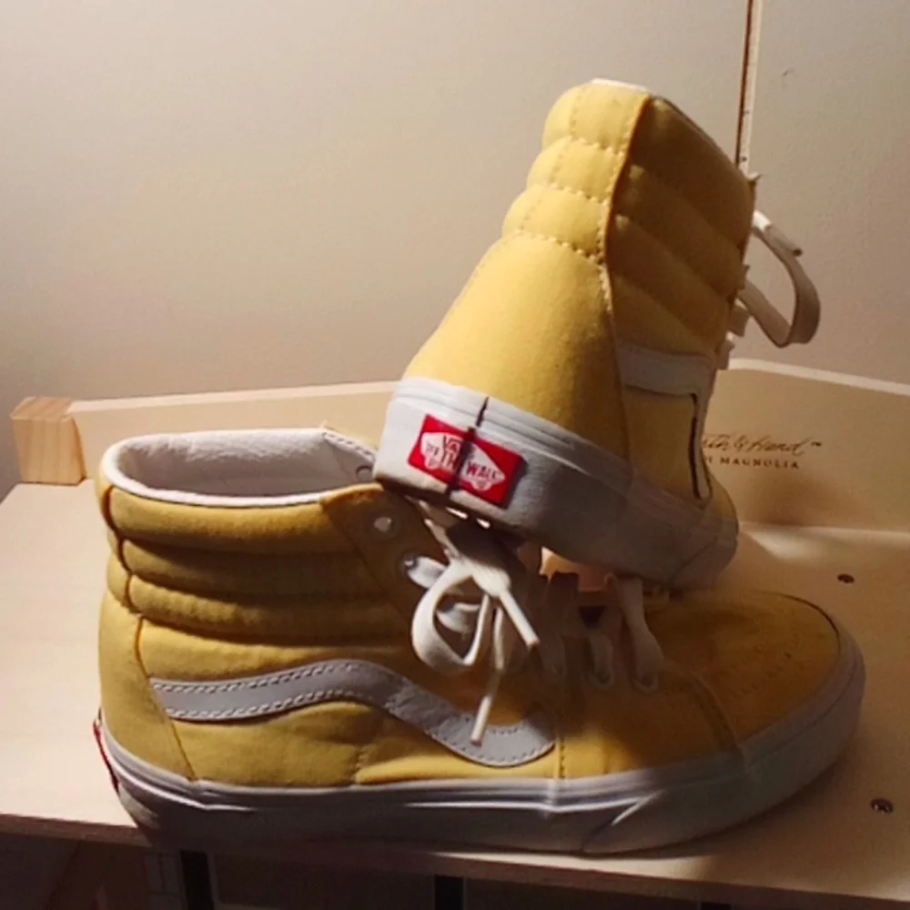 VANS - Picture 2 of 2